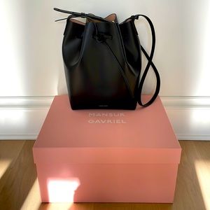 Mansur Gavriel Large Bucket Bag - Black with Ballerina Interior